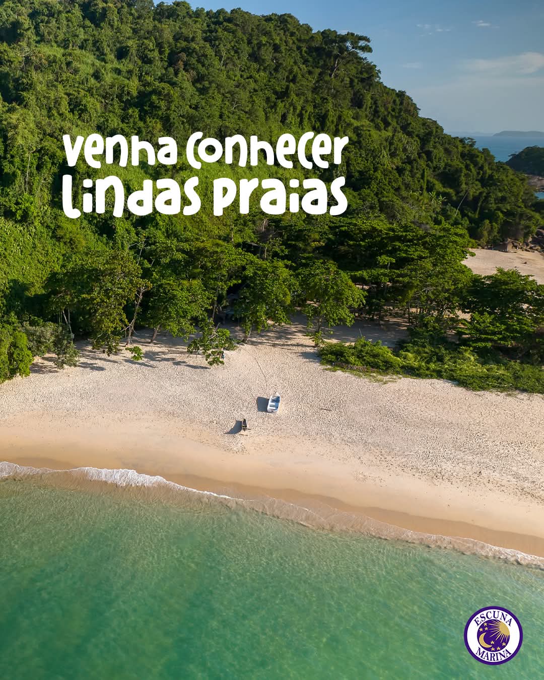 Praia deserta com mar cristalino em Ubatuba