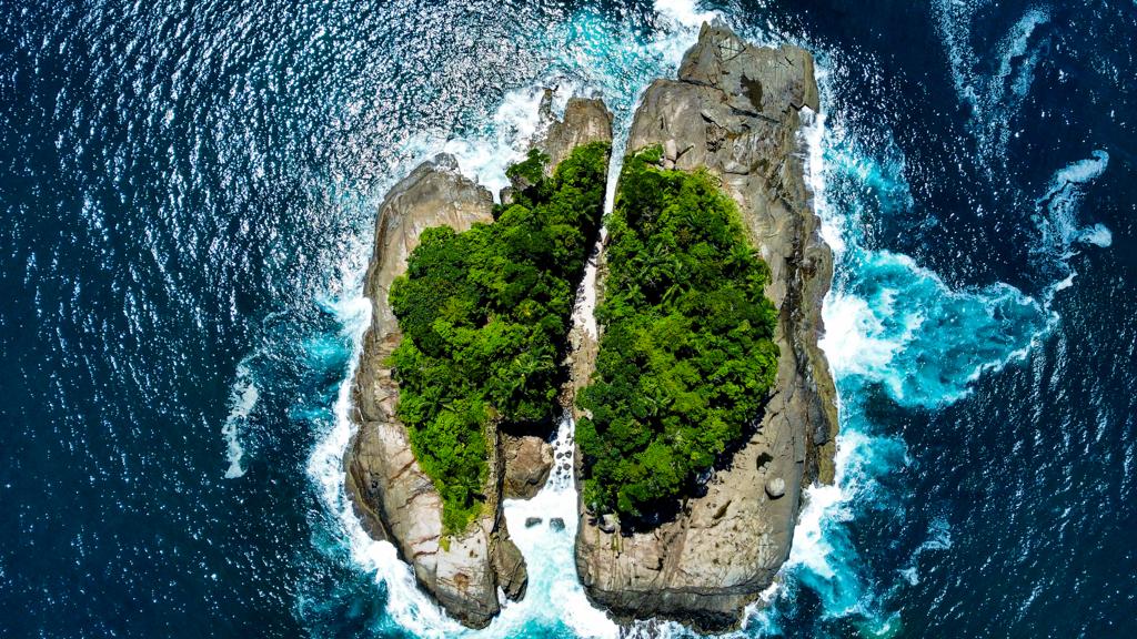 Ilha cercada por mar azul cristalino em Ubatuba