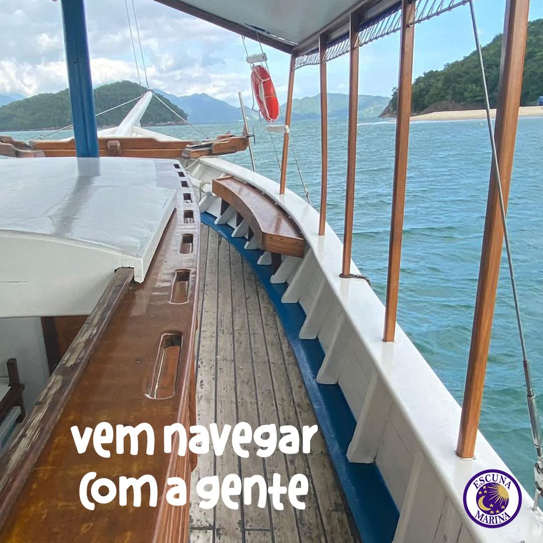 Convés de madeira da escuna com vista para o mar